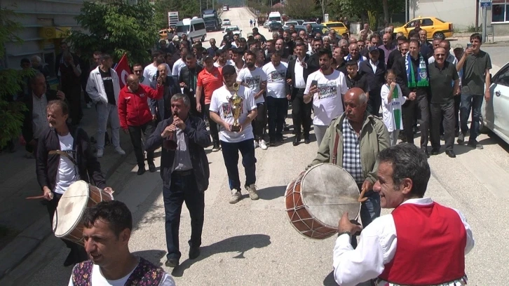 Eflanispor şampiyonluğu ilçesinde doyasıya kutladı
