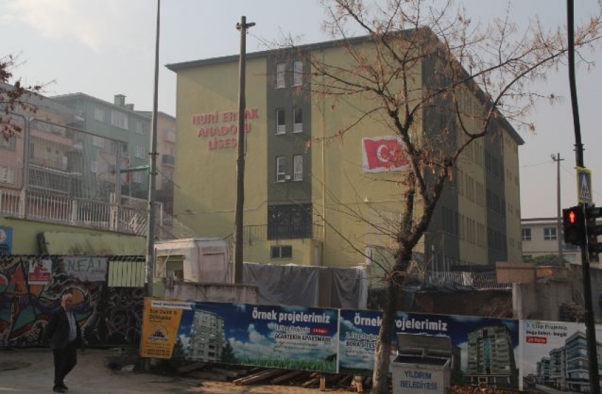Bursa'da okulun duvarı çöktü