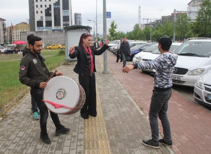 Bursa'da boşanma davasını davul ve dümbelek ile kutladı