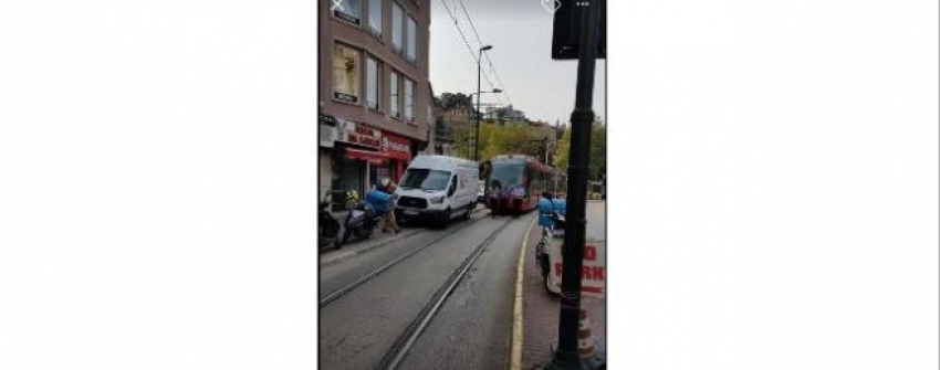Bursa'da tramvay dakikalarca minibüsü bekledi