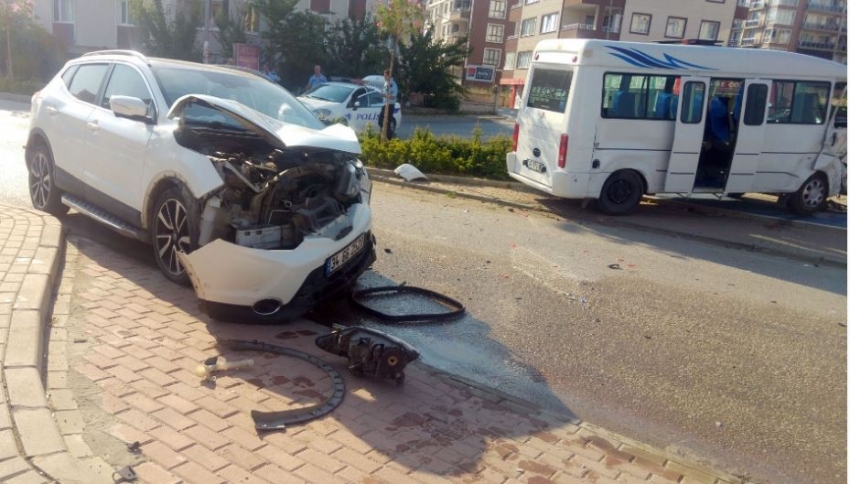 Bursa'da işçi servisi kaza yaptı: 12 yaralı