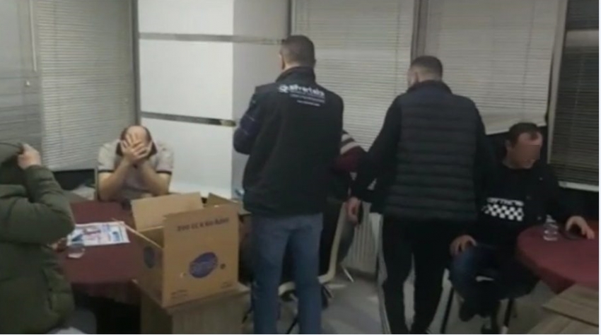 Bursa’da polis telsiziyle önlem alan kumarhaneye baskın