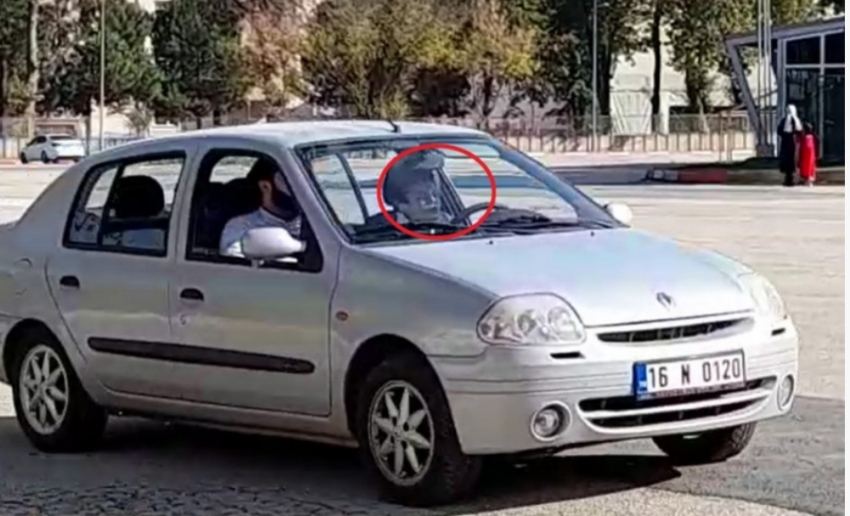 Bursa'da 14 yaşındaki çocuğun, yanında babasıyla otomobil kullanma anı kamerada