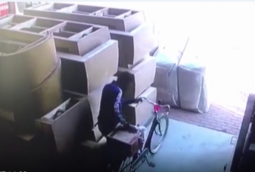 Bursa'da bisiklet çalan hırsız güvenlik kamerasında