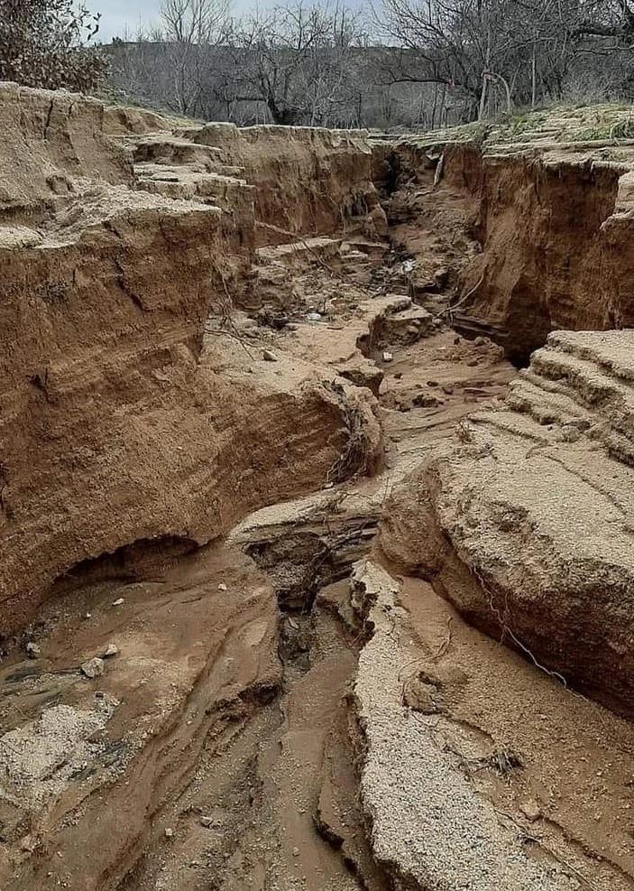 Elazığ’da aşırı yağışlar sonrası köy  yolu yarıldı

