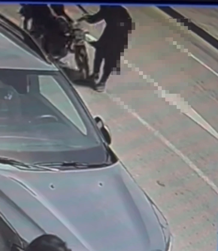 Elazığ’da motosikletin kadına çarpması güvenlik kameralarına yansıdı
