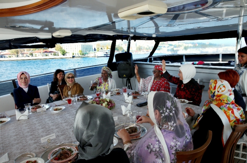 Emine Erdoğan misafirlerini teknede ağırladı