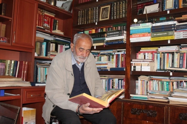 Emekli öğretmen 66 yıldır okuduğu kitapların kaydını tutuyor
