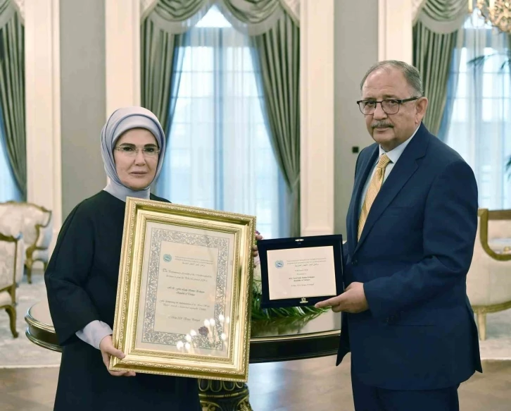 Emine Erdoğan, &quot;Sıfır Atık&quot; projesine verilen AKDENİZ-PA ödülünü teslim aldı
