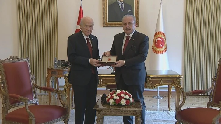 En yaşlı üye Devlet Bahçeli, geçici Meclis Başkanlığı görevini Mustafa Şentop'tan devraldı