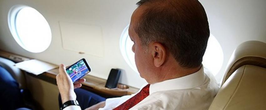 Erdoğan maçı uçakta cep telefonundan izledi