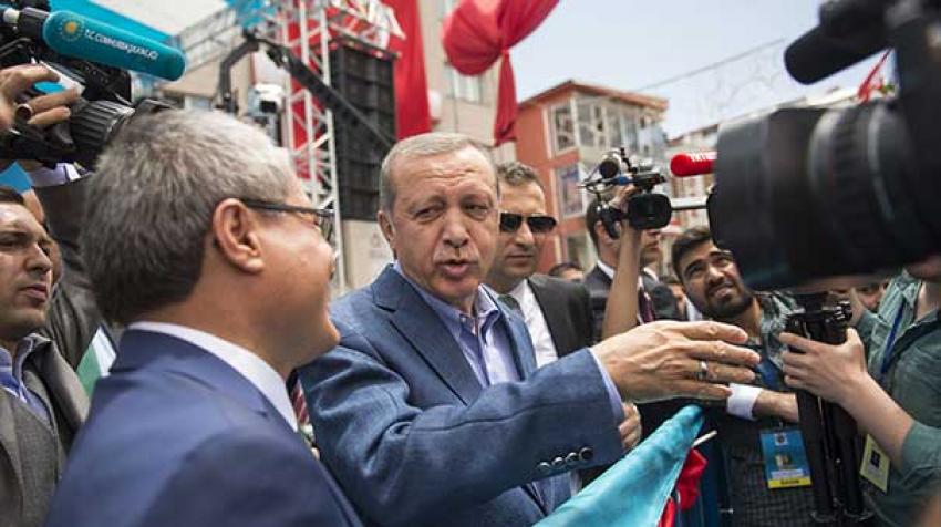 Erdoğan mitingi bırakıp bakın kimin yanına gitti