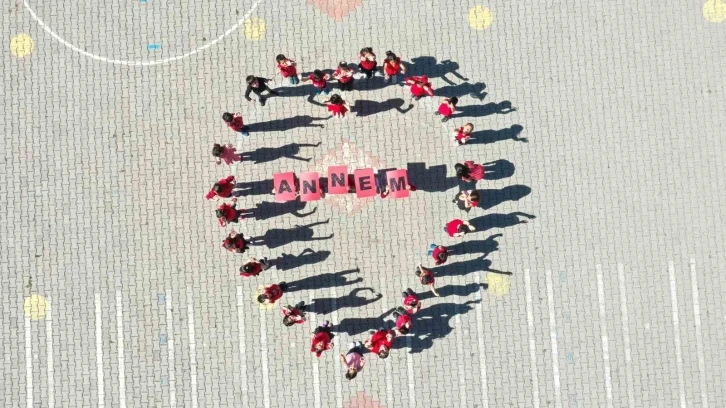 Erciş’te öğrenciler kalp koreografisi yaparak Anneler Günü’nü kutladı
