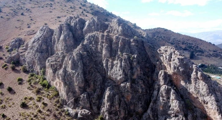 Erzincan’da devasa kayalık üzerindeki kalenin tarihi Tunç Çağı’na dayanıyor
