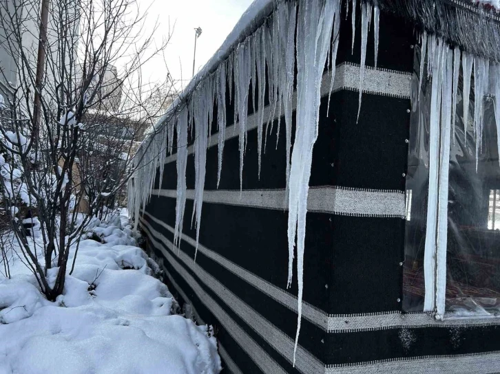 Erzurum’da 2 metrelik buz sarkıtları oluştu
