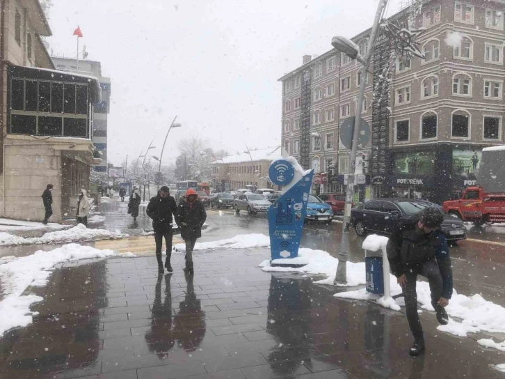 Erzurum’da mart sonunda lapa lapa kar yağdı
