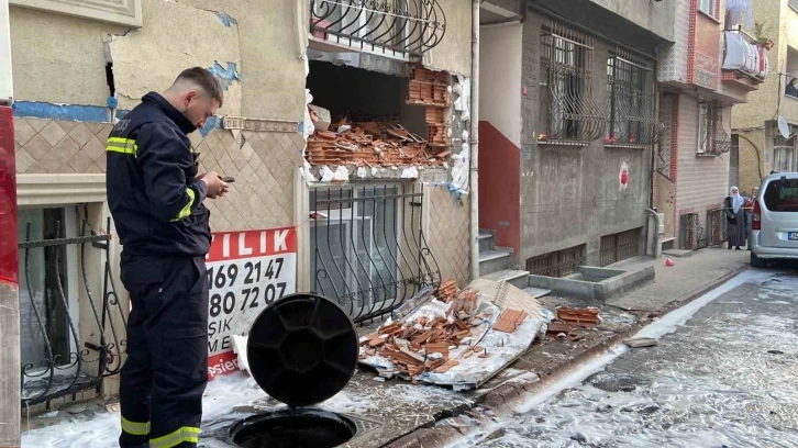 Esenler’de rögar patlaması: 4 katlı binanın giriş dairesinin duvarı yıkıldı
