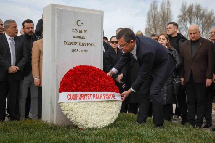 Eski CHP Genel Başkanı Deniz Baykal mezarı başında anıldı
