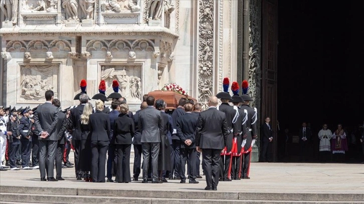 Eski İtalya Başbakanı Berlusconi, devlet töreniyle son yolculuğuna uğurlandı