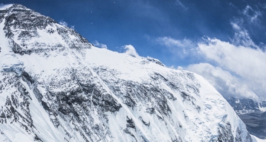 Everest’e tırmanmaya çalışan dağcı hayatını kaybetti