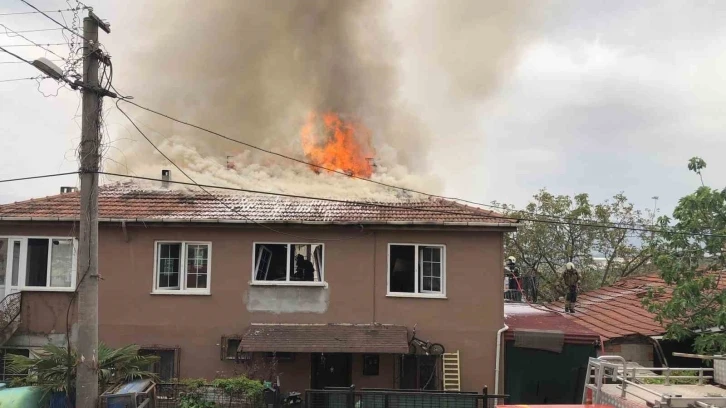 Bursa'da evin çatısı alev alev yandı, dumandan 2 kişi etkilendi