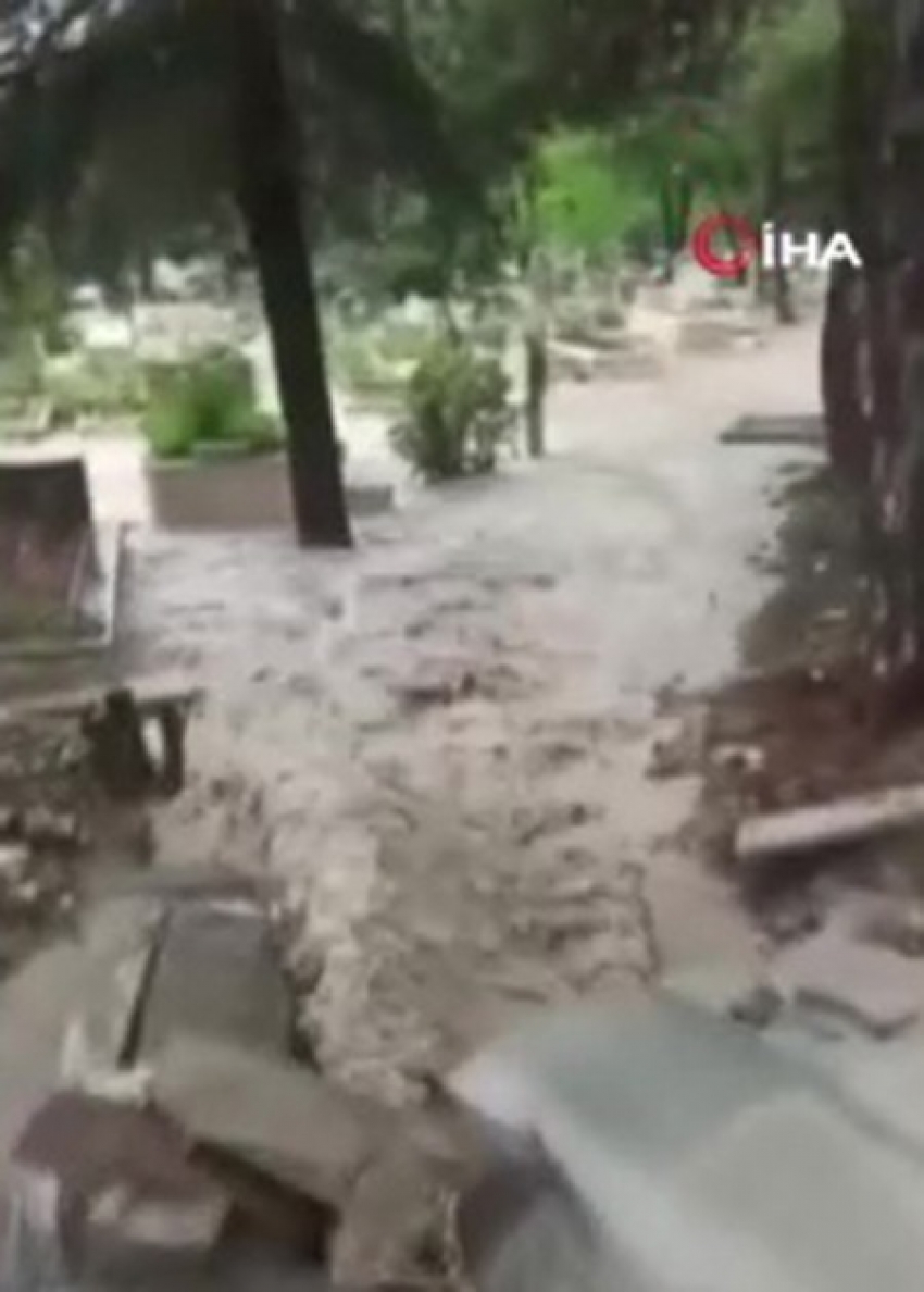Ankara’da sel Karşıyaka Mezarlığını da vurdu