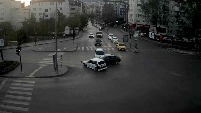  Bursa’da sürücülerin yaptığı ihlaller sonucu meydana gelen kazalar kameralara yansıdı
