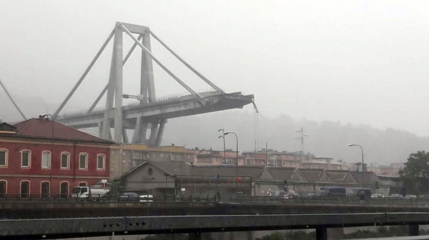 İtalya’da köprü çöktü