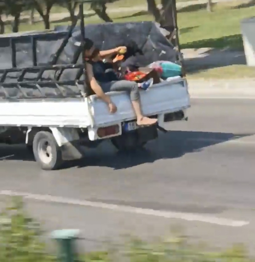 Bursa’da kamyonet kasasında tehlikeli yolculuk