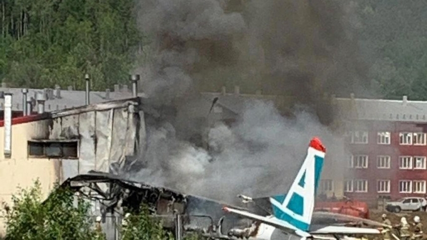 Rusya’da pistten çıkan uçak binaya çarptı: 2 ölü
