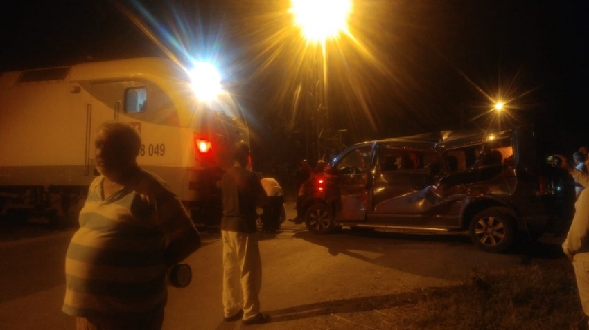 Tren araca çarptı: 1 çocuk yaralı