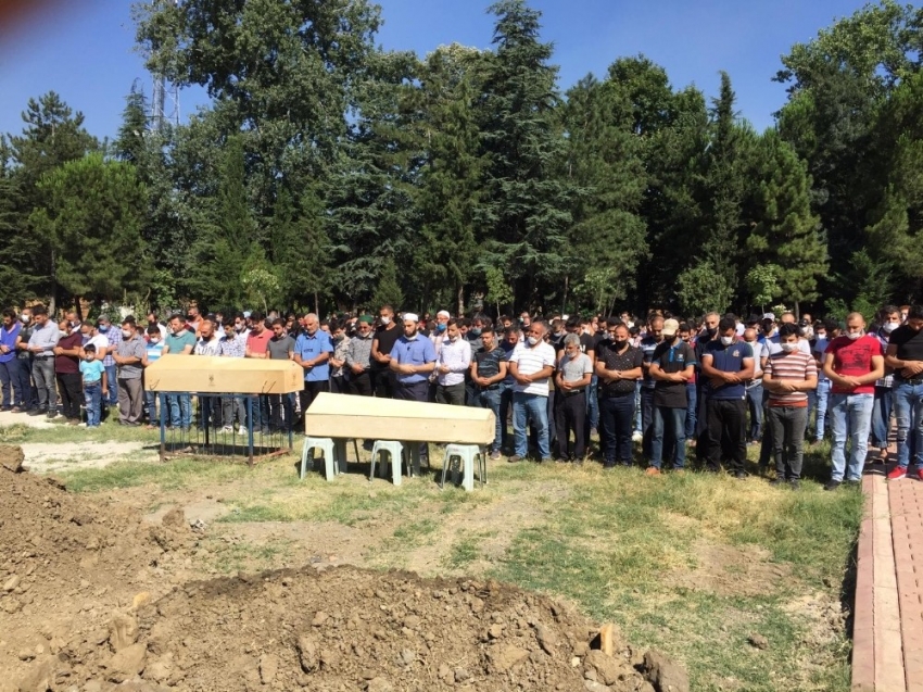 Bursa'da boğularak hayatını kaybeden amca yeğen toprağa verildi