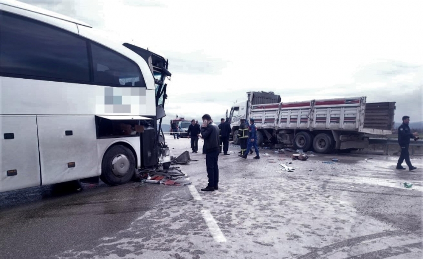 Yolcu otobüsü kamyonla çarpıştı: 15 yaralı