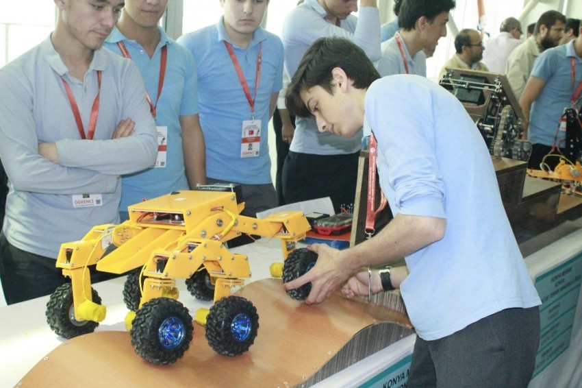 Lise öğrencilerinden ’yengeç robot’