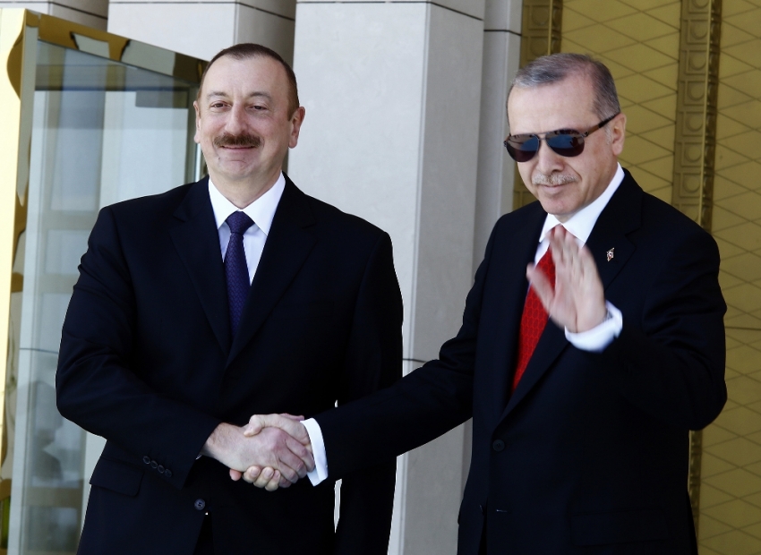 Erdoğan Aliyev’i resmi törenle karşıladı