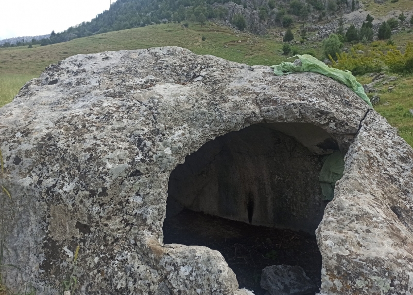 Roma döneminden kalan kaya ambarlar doğallığını koruyor