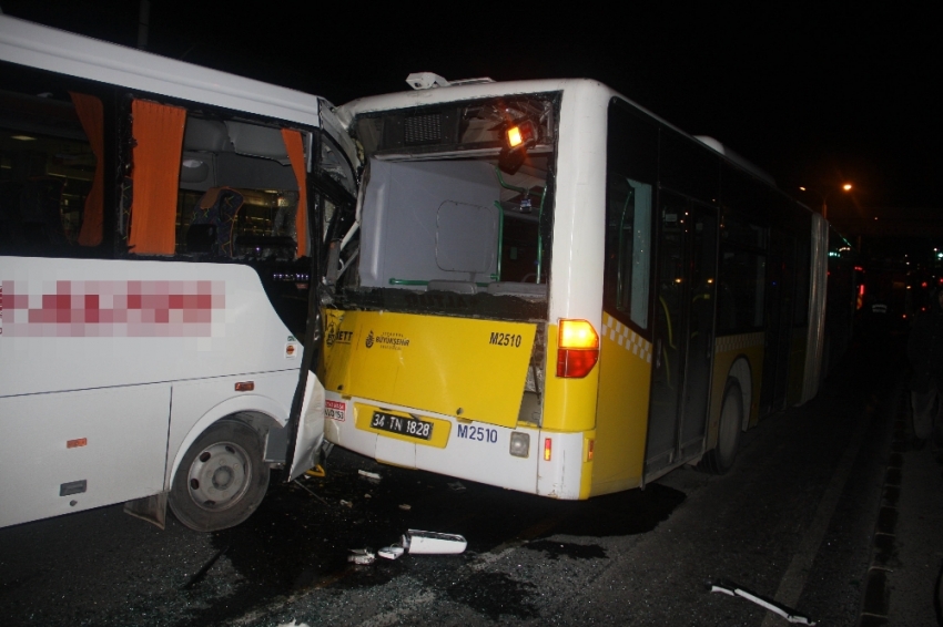 Servis otobüsü halk otobüsüne çarptı: 8 yaralı