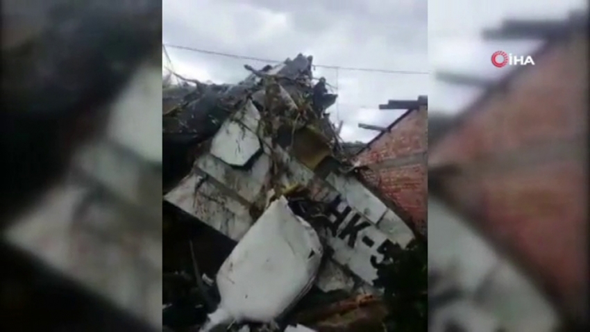 Evin çatısına küçük uçak düştü: 7 ölü
