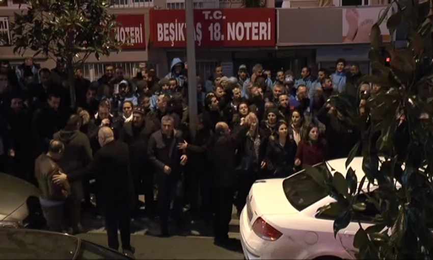 CHP’liler Beşiktaş Belediyesi önünde toplanmaya başladı