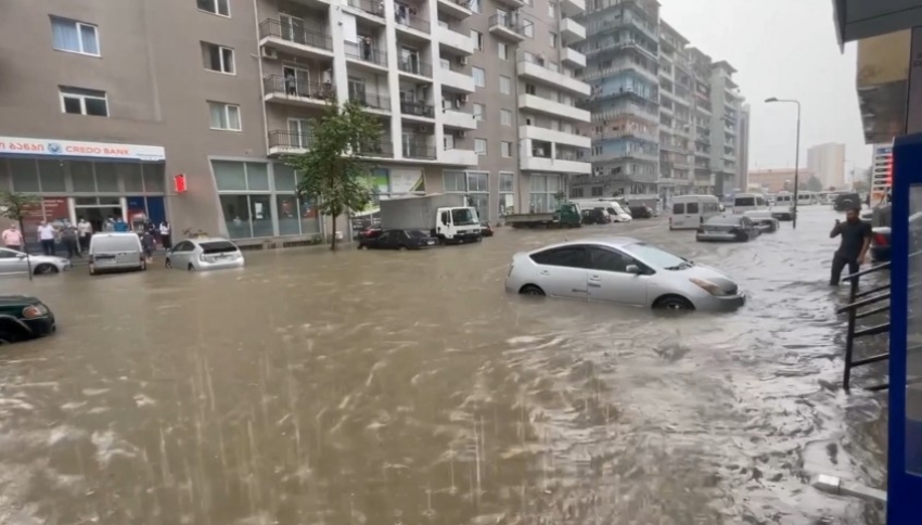 Batum’da şiddetli yağış sele neden oldu