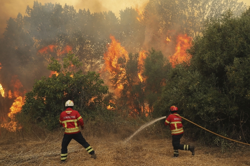 Portekiz’de orman yangınları söndürülemiyor