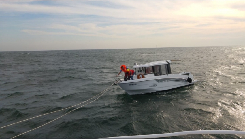 Büyükçekmece’de içindeki 3 kişiyle sürüklenen tekne kurtarıldı