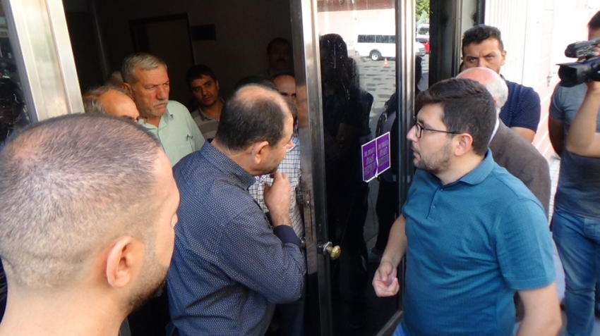 HDP önündeki aileler ile partililer arasında gerginlik
