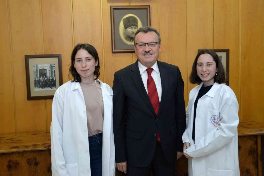 Uludağ Üniversitesi Tıp Fakültesini kazanan ikizlere Rektör’den doğum günü sürprizi