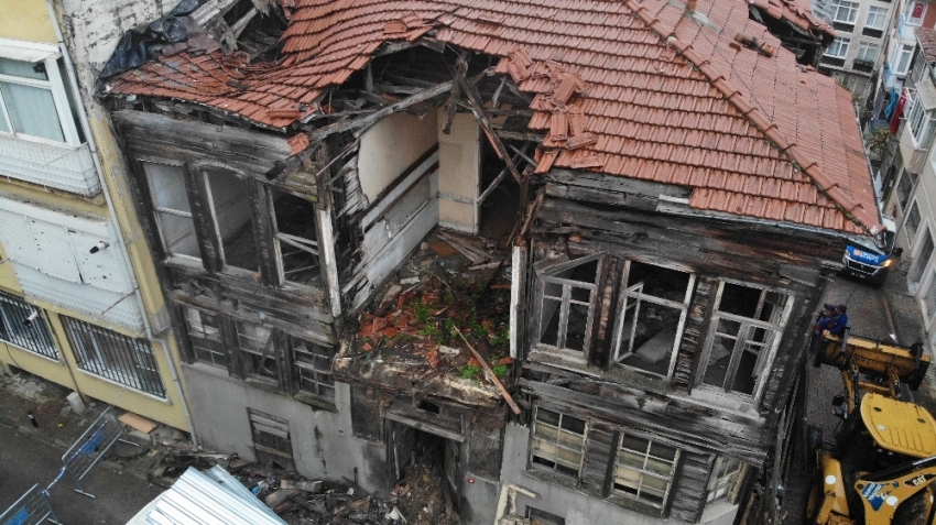 Üsküdar’da çöken eski bina havadan görüntülendi