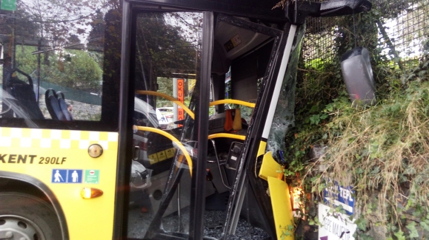 Otobüs duvara çarptı: 8 yaralı