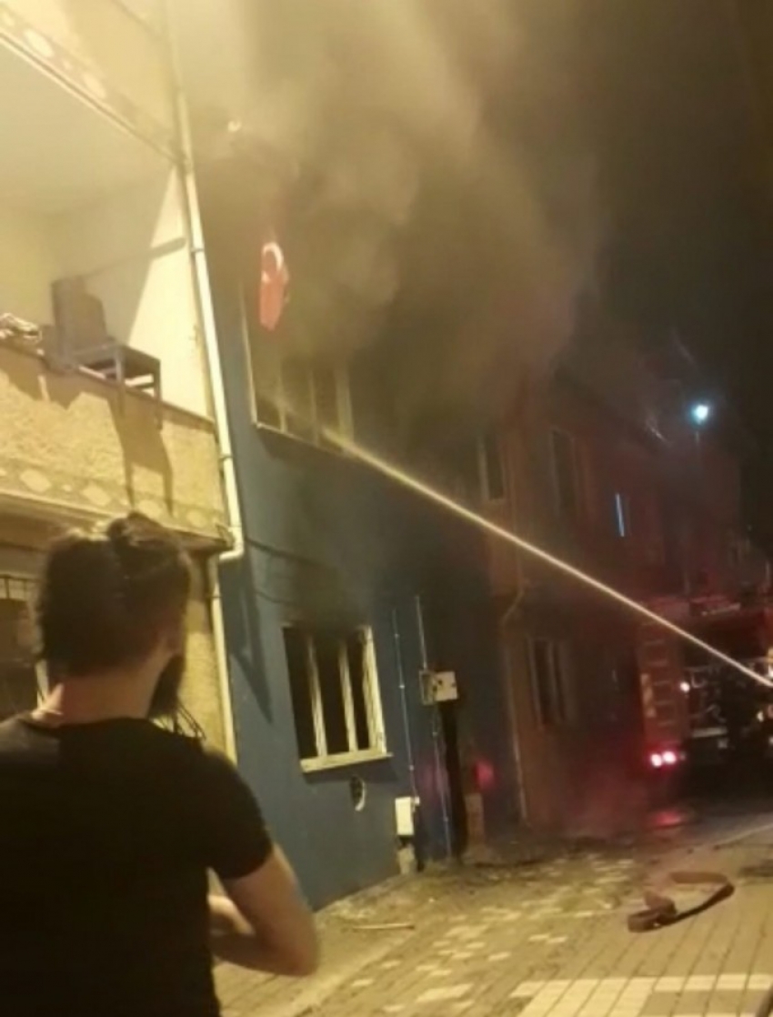Bursa'da iki katlı binada korkutan yangın