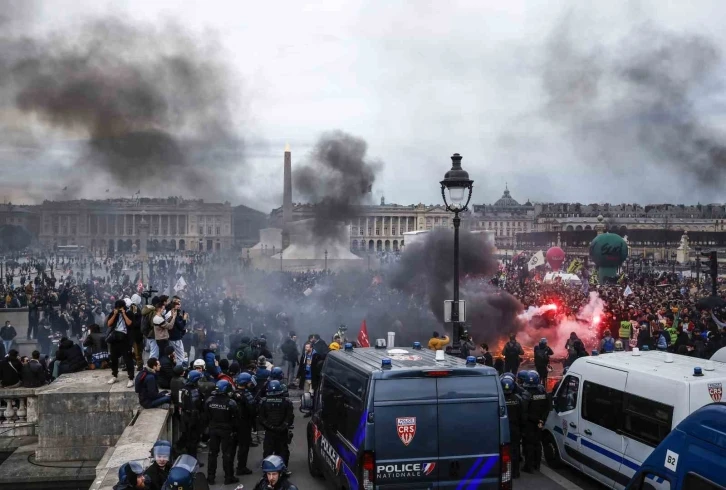 Fransa’da emeklilik reformunun Ulusal Meclis’te oylamaya sunulmadan geçmesine protesto
