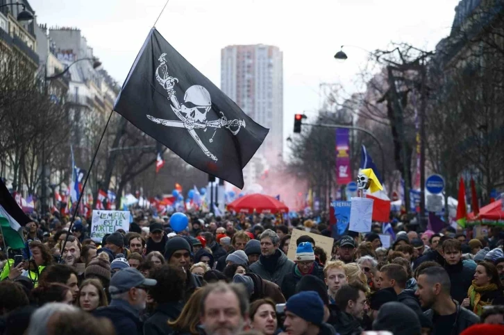 Fransa’da tartışmalı emeklilik reformu protestosu: Binlerce işçi greve gitti

