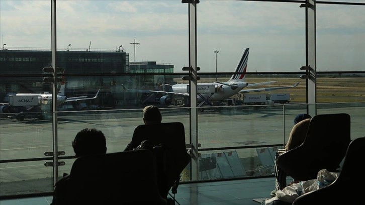 Paris Orly Havalimanı'nda işçilerin grevi nedeniyle bazı uçuşlar iptal edildi